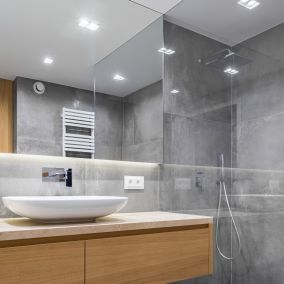 Sufit podwieszany w łazience – za i przeciw