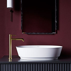 Pomysły na bordową łazienkę – z czym łączyć ten kolor?