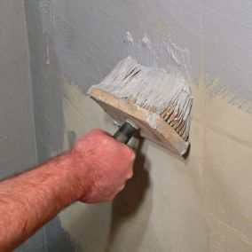 Szybka metamorfoza łazienki: jak pomalować płytki?