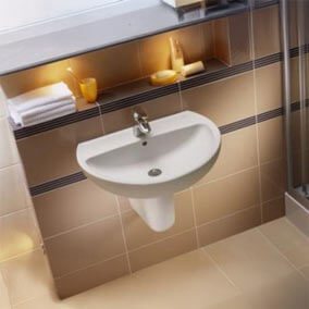 Umywalka z postumentem czy półpostumentem – co wybrać do łazienki?