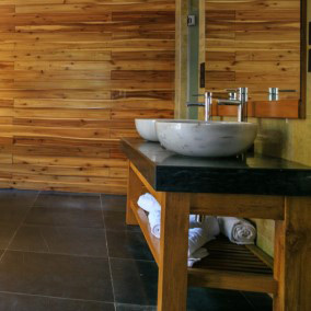 Drewniane dekoracje w łazience - jak je zastosować?