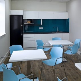 Kuchnia i łazienka w biurze. Jak je dobrze zaaranżować?