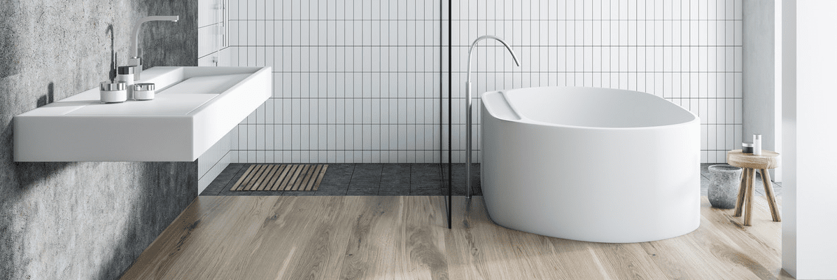 nowoczesna, jasna łazienka z wolnostojącą wanną