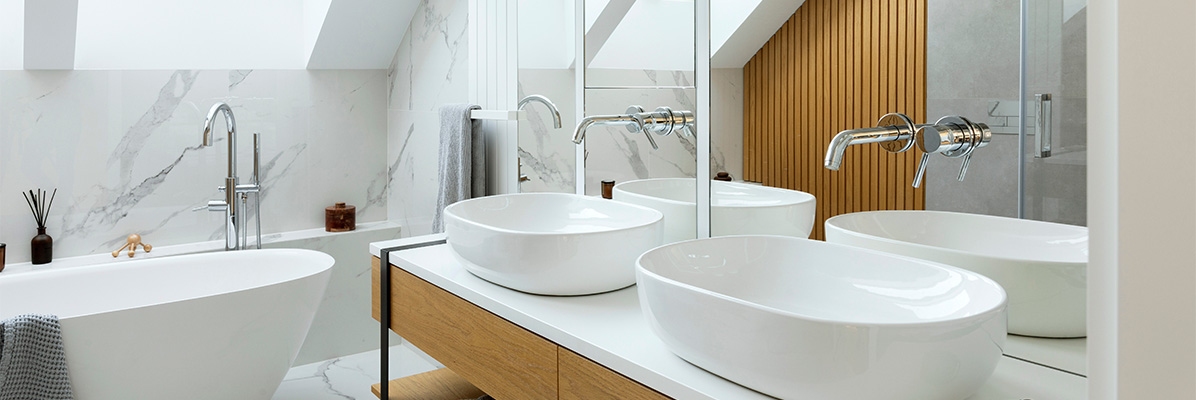 Biało-srebrna łazienka z elementami drewna