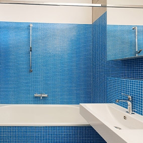 Jak urządzić niebieską łazienkę?