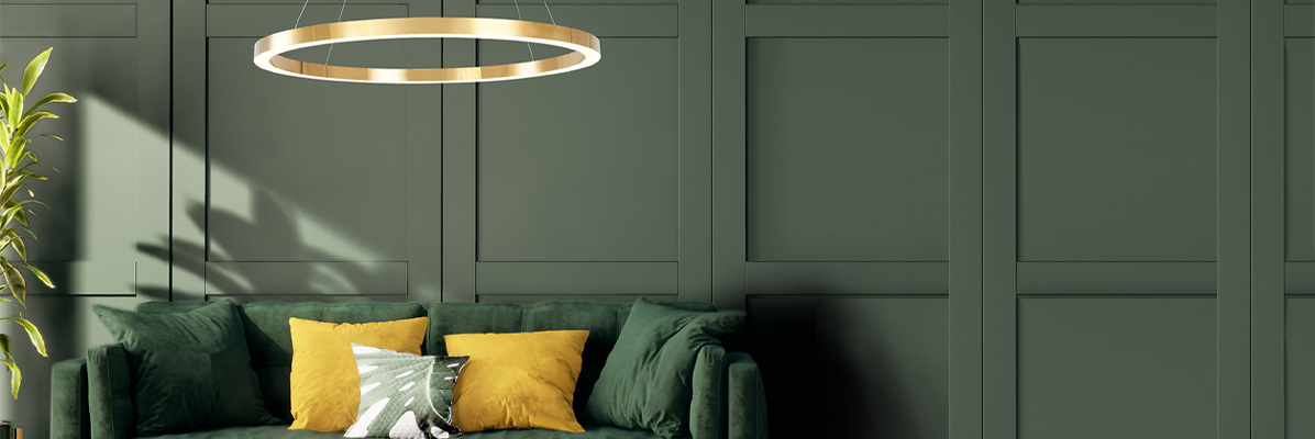 Zielony salon w nowoczesnym stylu ze złotą okrągłą lampą wiszącą