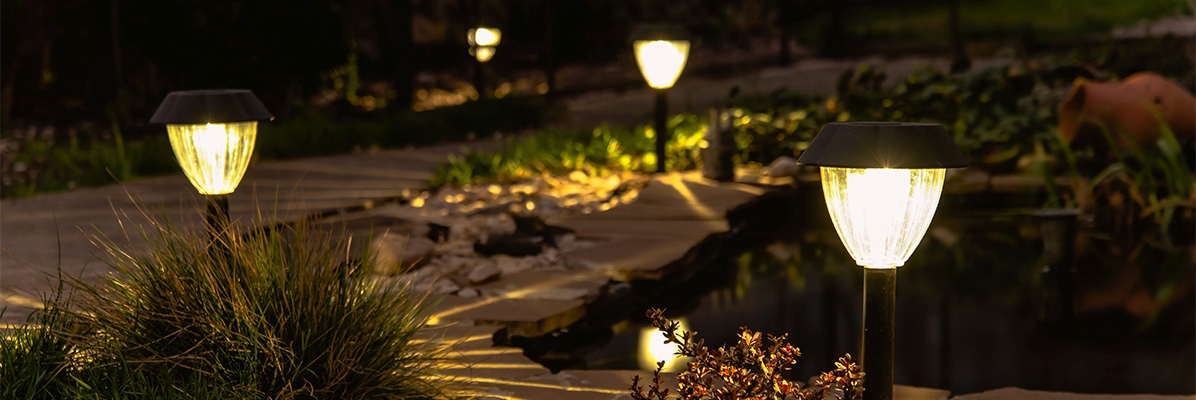 Ścieżka w ogrodzie oświetlona lampami solarnymi