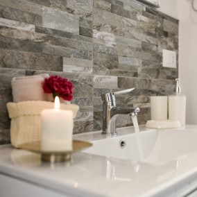 Kamień dekoracyjny – efektowny materiał na ściany w Twojej łazience