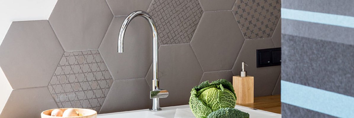 Płytki heksagonalne w nowoczesnej łazience