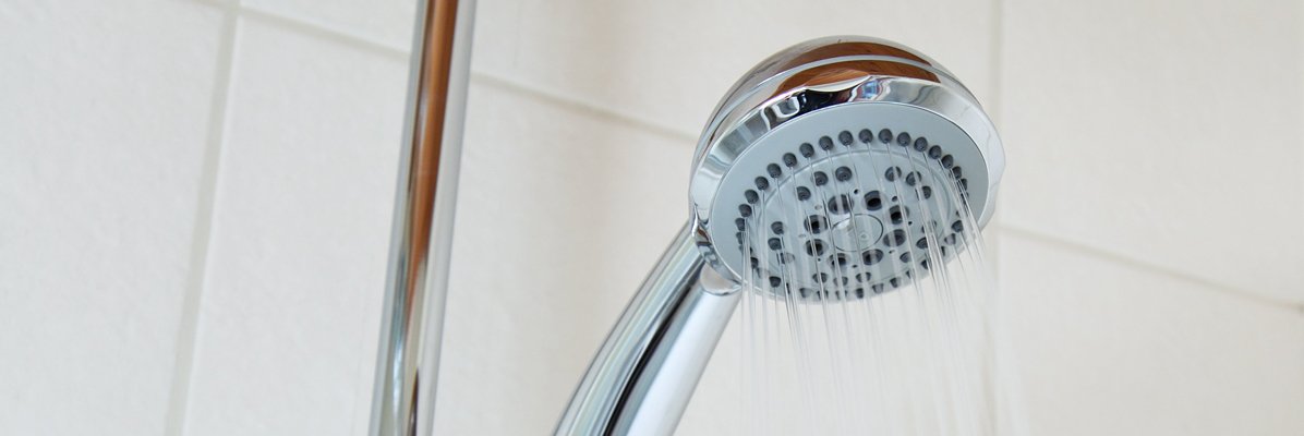 Kaskada wody ze słuchawki prysznicowej