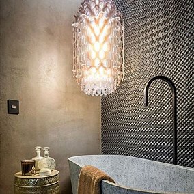 Łazienka niczym salon? Dobierz idealne oświetlenie