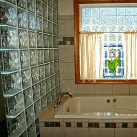 Luksfery w łazience. Zalety, wady, inspiracje