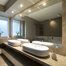Lustra łazienkowe – sposób na jaśniejsze wnętrze