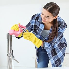 Sprzątanie łazienki krok po kroku – akcesoria i środki czyszczące