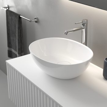 Biała łazienka ze srebrnymi elementami zdj.3