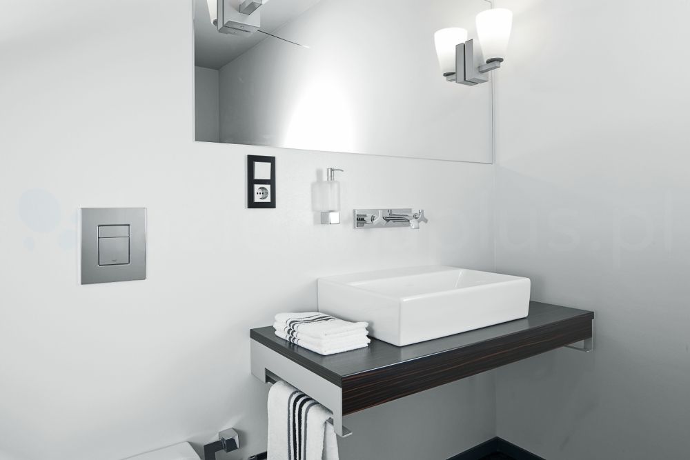 Grohe - biała nowoczesna łazienka