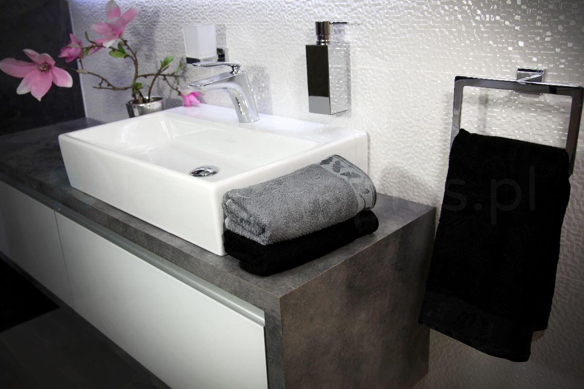 Nowoczesna łazienka z szarym i czarnym ręcznikiem