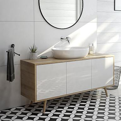 Skandynawska łazienka z białą umywalką nablatową