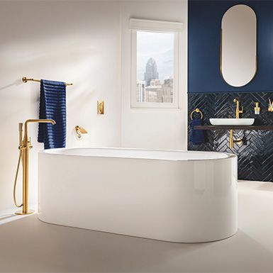 Granatowo-biała łazienka w stylu glamour zdj.12