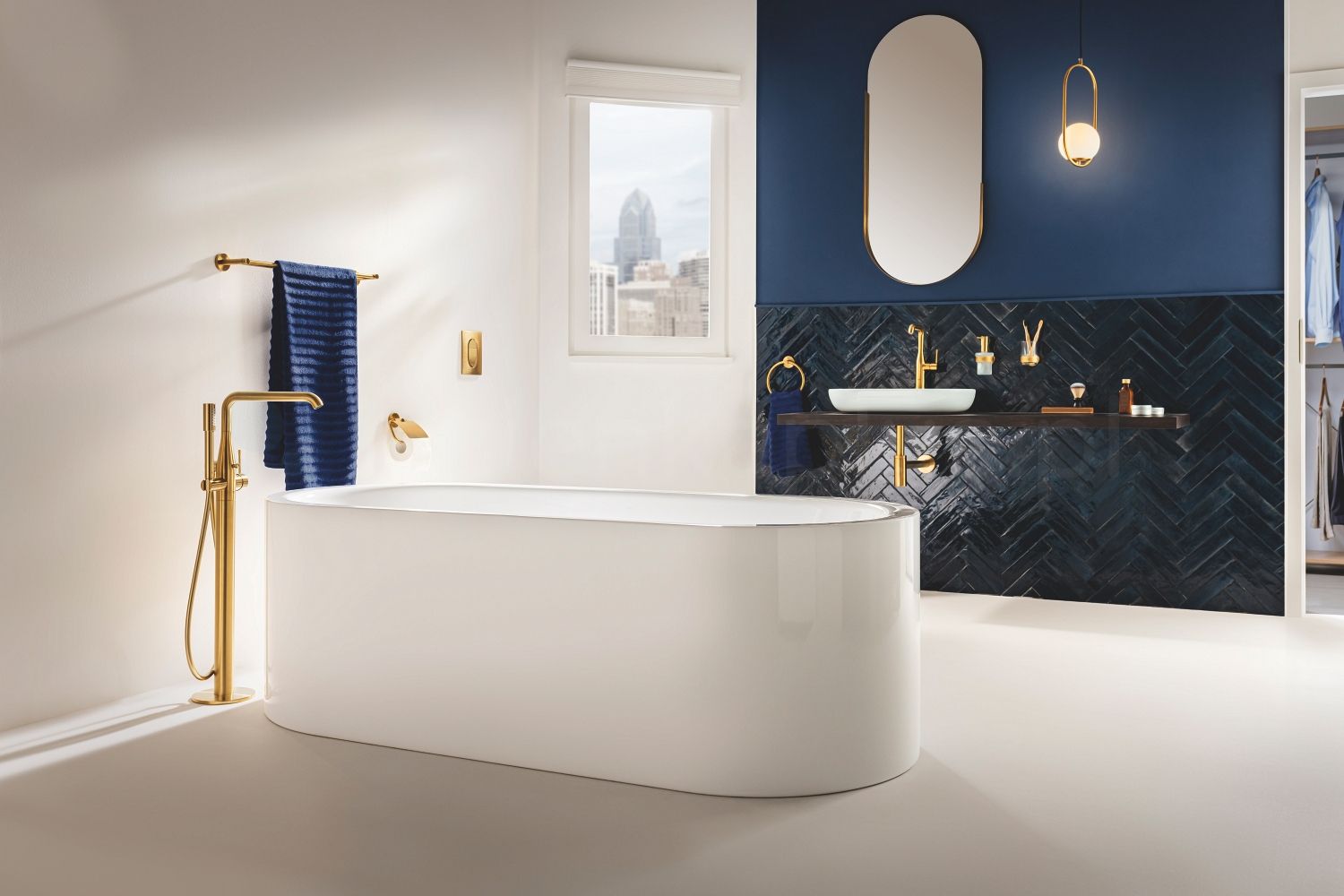 Granatowo-biała łazienka w stylu glamour