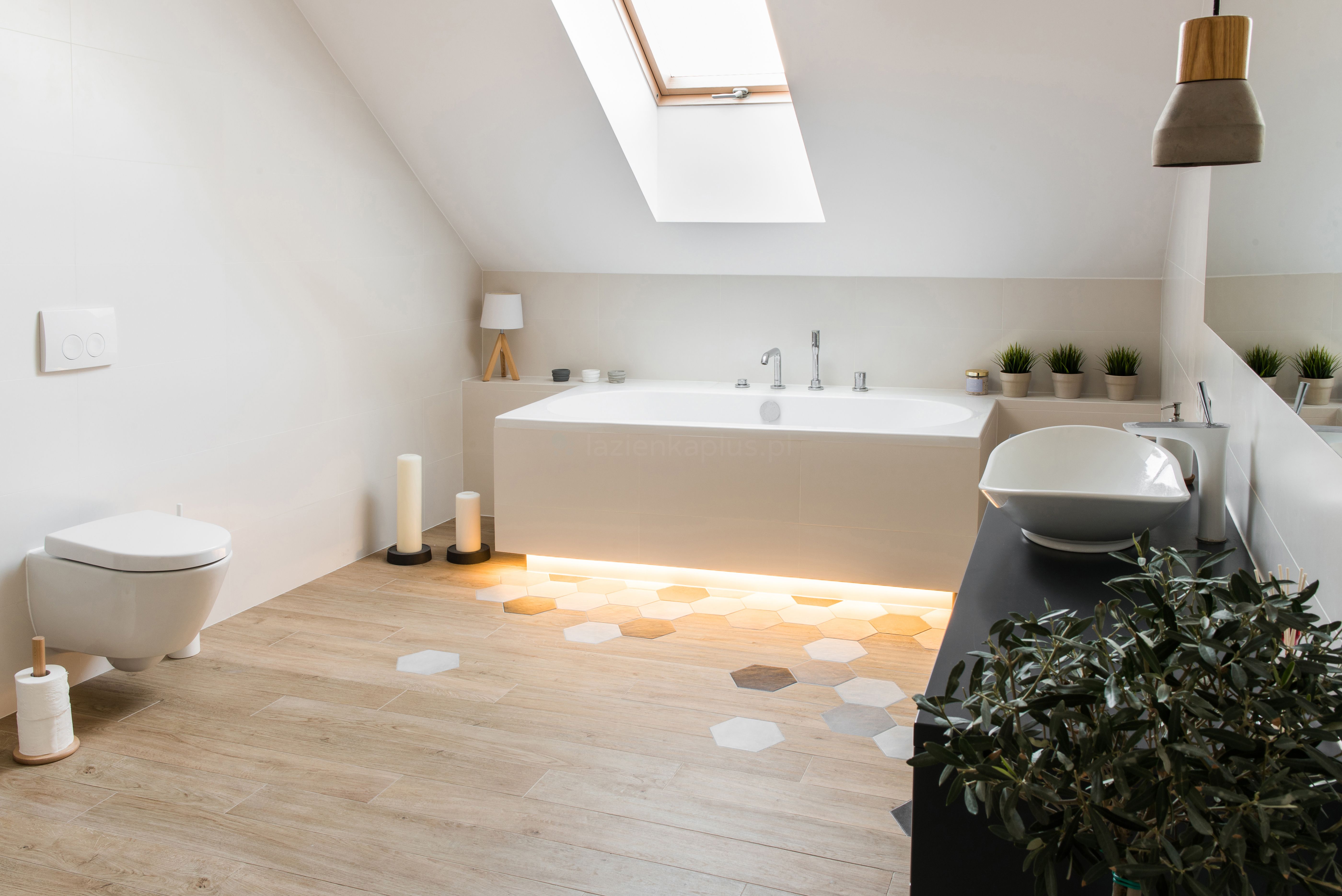 Biała rozświetlona łazienka z drewnem