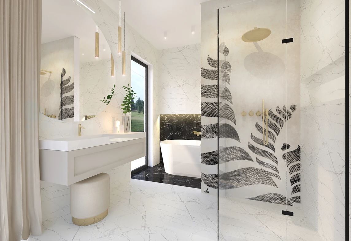 Biała łazienka z marmurem w stylu glamour