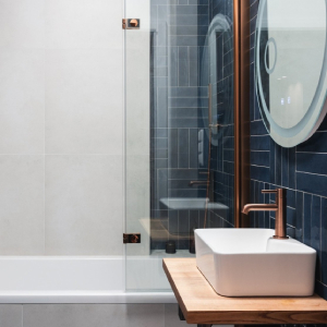 Połączenie granatu i miedzi w łazience