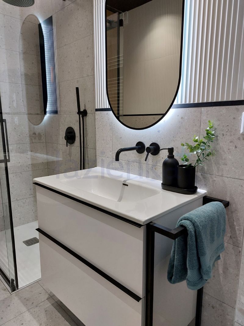 Łazienka w bieli i czerni