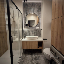 Drewniane płytki pod prysznicem