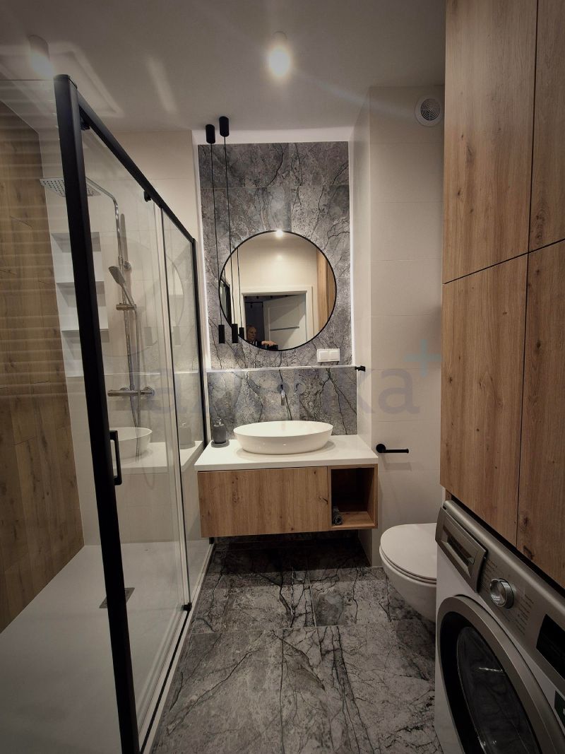 Drewniane płytki pod prysznicem