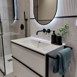 Łazienka w bieli i czerni