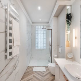 Klasyczna biała łazienka z marmurem