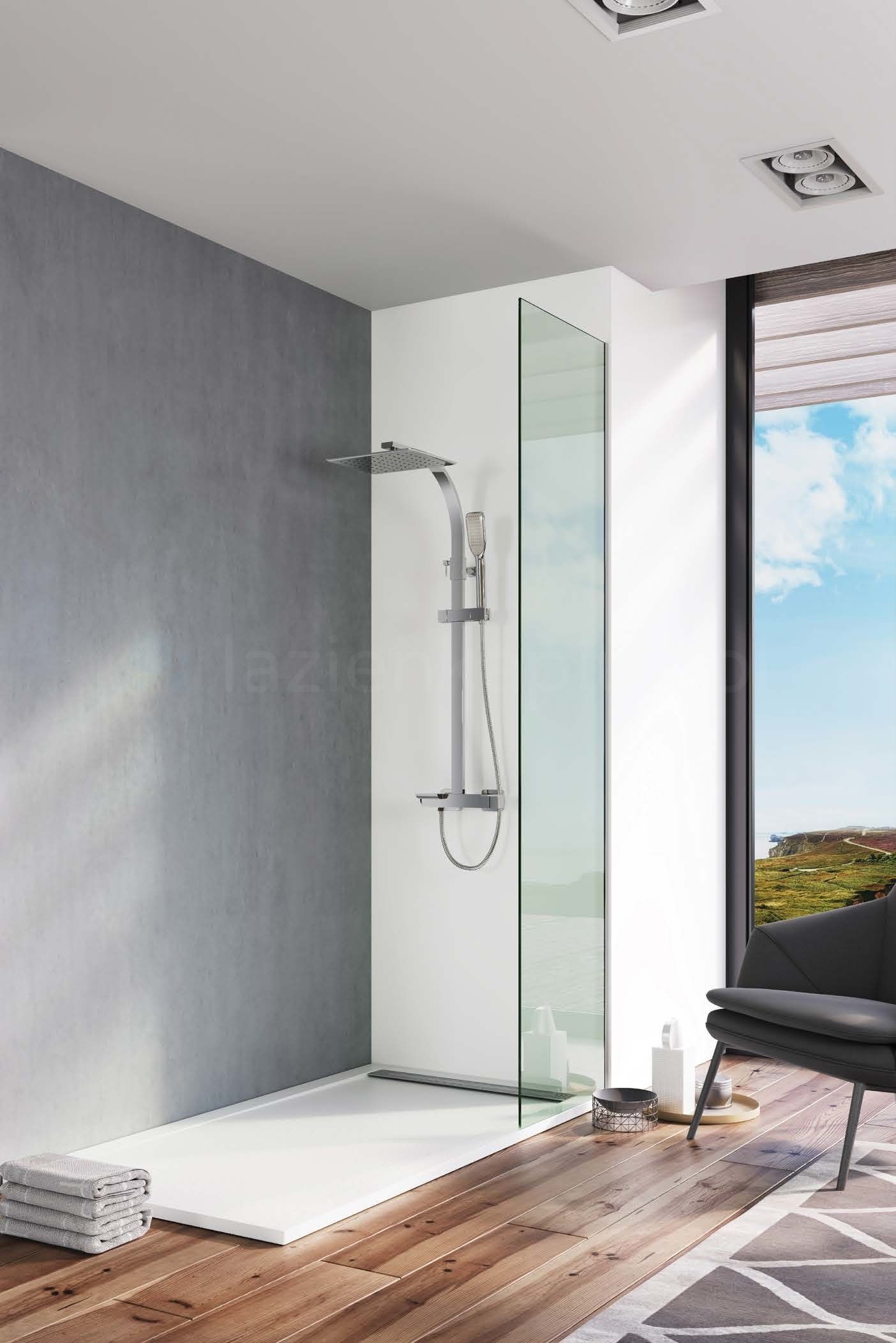 Skandynawska łazienka z chromowanym zestawem prysznicowym