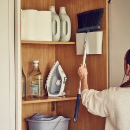 Joseph Joseph CleanStore miotła z wieszakiem niebieska 65002