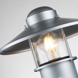 Elstead Lighting Klampenborg lampa stojąca zewnętrzna z czujnikiem ruchu 1x60 W srebrna KLAMPENBORG-PED-PIR-SIL