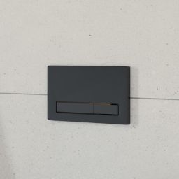 Oltens Torne przycisk spłukujący do WC czarny mat 57103300