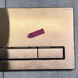 Outlet - Oltens Torne przycisk spłukujący do WC miedź szczotkowana 57101610