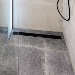 ACO ShowerDrain C Black odpływ liniowy 78,5 cm kołnierz przyścienny z rusztem Massive czarny 9010.91.23