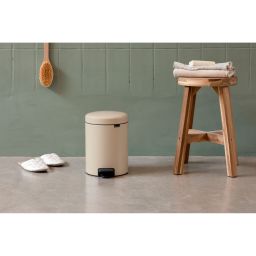 Brabantia NewIcon kosz na śmieci 3 l pedałowy beżowy/czarny 149887