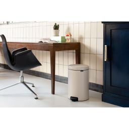 Brabantia NewIcon kosz na śmieci 20 l pedałowy beżowy/czarny 149948
