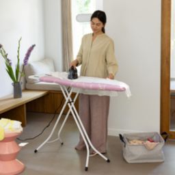 Brabantia deska do prasowania z solidną podstawą na żelazko parowe Lilac Waves 246067