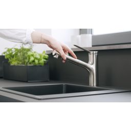 Hansgrohe Zesis M33 bateria kuchenna z wyciąganą wylewką stojąca stal szlachetna optyczna 74803800