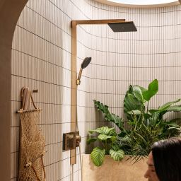 Hansgrohe Raindance Alive Q zestaw prysznicowy ścienny termostatyczny z deszczownicą brąz szczotkowany 24591140