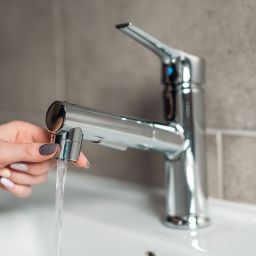 Kuchinox Fonte bateria umywalkowa stojaca z wyciąganą wylewką chrom BQT029D