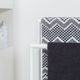 Sealskin Tube wieszak na ręczniki stojący biały 362383210