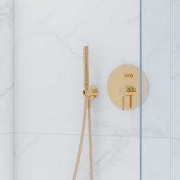 Oltens Hvita przyłącze kątowe z uchwytem okrągłe złoty połysk 39304800