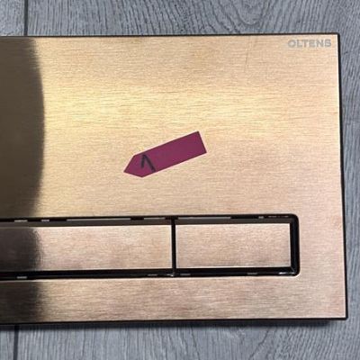 Outlet - Oltens Torne przycisk spłukujący do WC miedź szczotkowana 57101610