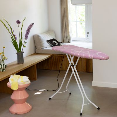 Brabantia deska do prasowania z solidną podstawą na żelazko parowe Lilac Waves 246067