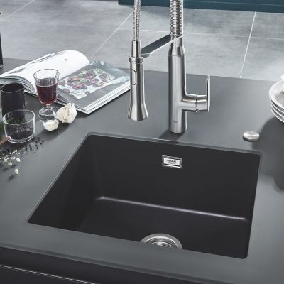 Zestaw Grohe K700 zlewozmywak granitowy 53,3x45,7 cm czarny z odpływem złotym (31654AP0, 40997GN0)