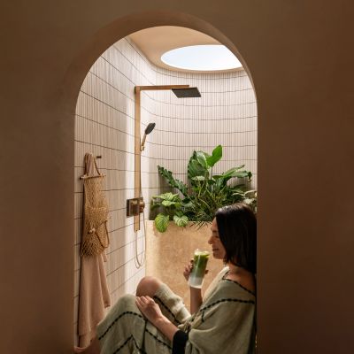 Hansgrohe Raindance Alive Q zestaw prysznicowy ścienny termostatyczny z deszczownicą brąz szczotkowany 24591140